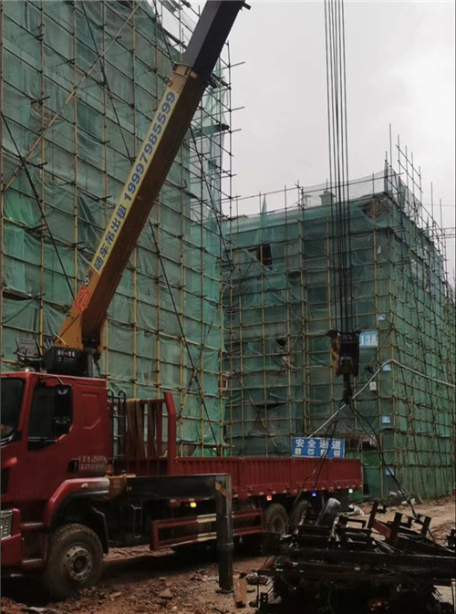 鹤城区“慢工细活”—— 吊车的 “微动控制” 技术